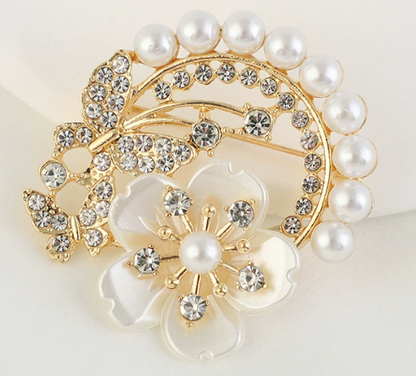 Elegante Blumenbrosche mit Perle und Kristallen