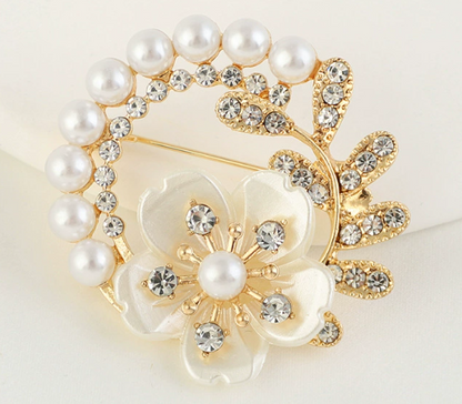 Elegante Blumenbrosche mit Perle und Kristallen