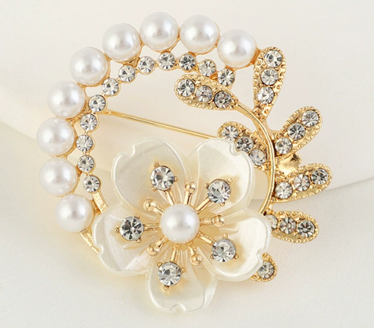 Elegante Blumenbrosche mit Perle und Kristallen