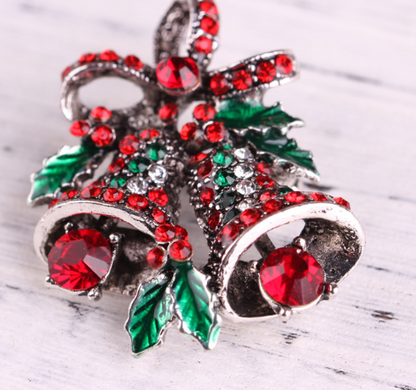 Elegante Weihnachtsbrosche in Glockenform mit Strasssteinen