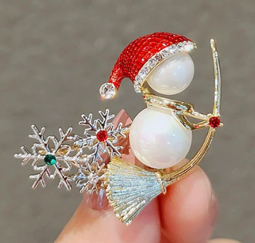 Elegante Brosche in Form eines Schneemanns